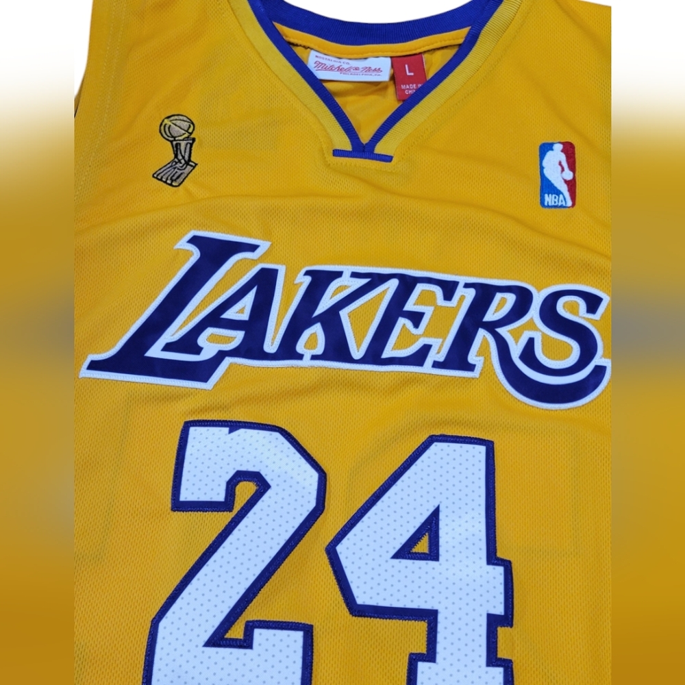 Los Angeles Lakers Kobe Bryant Mitchell & Ness Gold Hardwood Classics 2008-09 - Picture 4 of 5